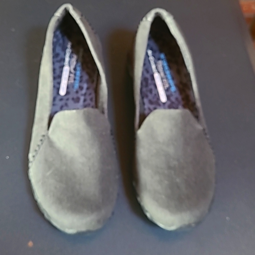Size 8 sketchers. Never worn. Slip on